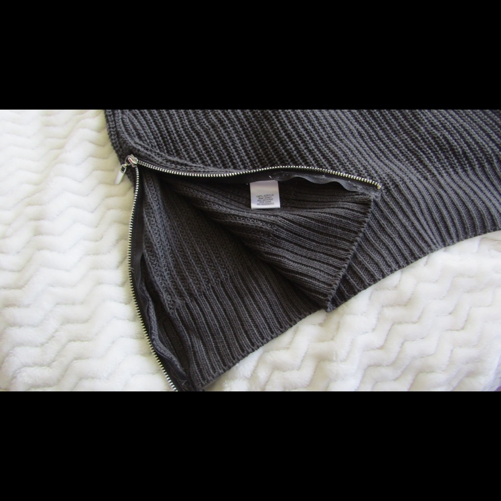 Candies Sweater Tunic With Zippers On The Side - Picture 4 of 6